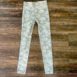 Gray Camo Women’s Best leggings